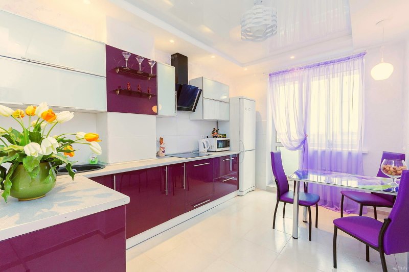 Herkkä violetti tylli keittiön ikkunassa