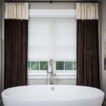 Velvet gardiner i inredningen av badrummet