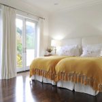 Glanzend houten vloeroppervlak in de slaapkamer