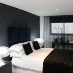 Design camera da letto stretta in colori scuri