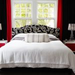 כיסוי מיטה לבן בחדר השינה עם וילונות שחורים
