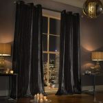 Mörka gardiner till golvet i vardagsrummet