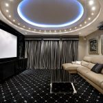 Design del soggiorno con pavimento nero