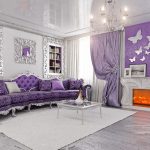 Ruang tamu lilac dengan perapian dan siling yang digantung