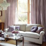 Mukava sohva ja tekstiiliverhoilu