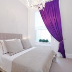 Bahagian dalaman bilik tidur putih dengan langsir ungu