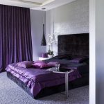 Sepanjang katil ungu di dalam bilik tidur