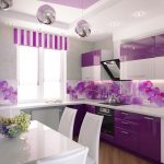 Högteknologisk kök med lila fasader