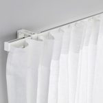 Tirai putih di tepi aluminium yang mudah