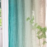 Tirai dengan peralihan warna di tingkap di dalam bilik tidur