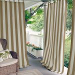 Randiga gardiner på verandaen i ett lanthus