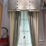 Stripade gardiner med lambrequin i vardagsrummet