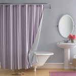 Tirai dengan jalur ungu di bilik mandi
