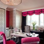 Tekstil merah jambu dalam kabinet seni nouveau