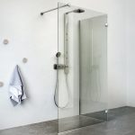 Douche sans plateau avec une cloison en verre
