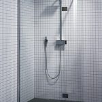 אריח קטן על הקיר של המקלחת ללא משטח