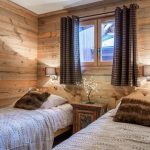 Decorazione della camera da letto in legno in una casa di campagna