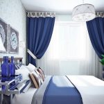 Blå gardiner på band i ett litet sovrum