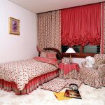 Röd gardiner i sovrummet för tjejen