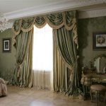 Tirai dengan lambrequin di dalam bilik tidur gaya klasik