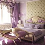 Camera da letto viola con letto in legno