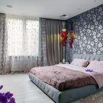 Camera da letto con carta da parati a fiori grigi