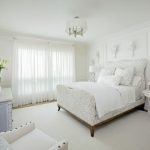 Vita möbler i ett modernt sovrum