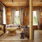 L'interno della sala in una casa di campagna in legno