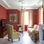 Värikäs sohva olohuoneessa, jossa on Burgundy-seinät