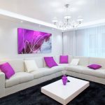 Cuscini viola su un divano bianco