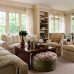 Klädda möbler i vardagsrummet i ett privat hus