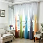 Tulle berwarna-warni di tingkap di ruang tamu