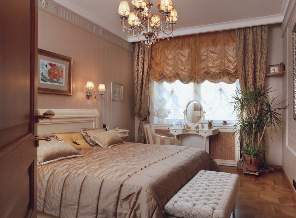 Interno di una camera da letto classica con tende francesi