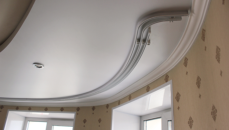 Corniche flexible au plafond d'une pièce avec une baie vitrée