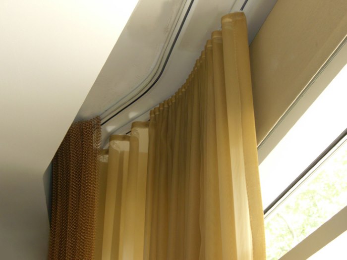 Cornice flessibile nella nicchia del soffitto del soggiorno