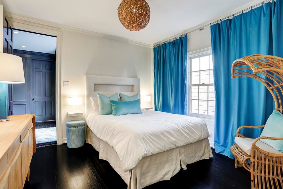 Blå gardiner på ledgen i sovrummet