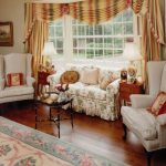 Obývací pokoj ve stylu Provence s krásnými dekoračními polštáři