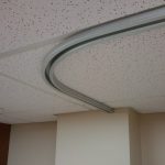 Cornice flessibile a singola fila sul soffitto dello spazio ufficio
