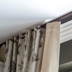 Fissaggio delle tende sul profilo delle grondaie del soffitto