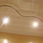Eaves onregelmatige vorm op het plafond in de douche