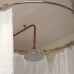 Cabine de douche avec une tringle à rideau ronde