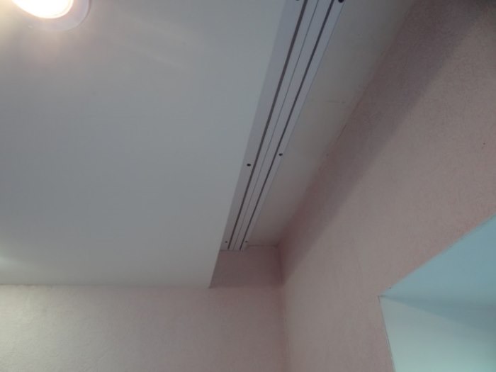 Cornicione di plastica nel soffitto della nicchia