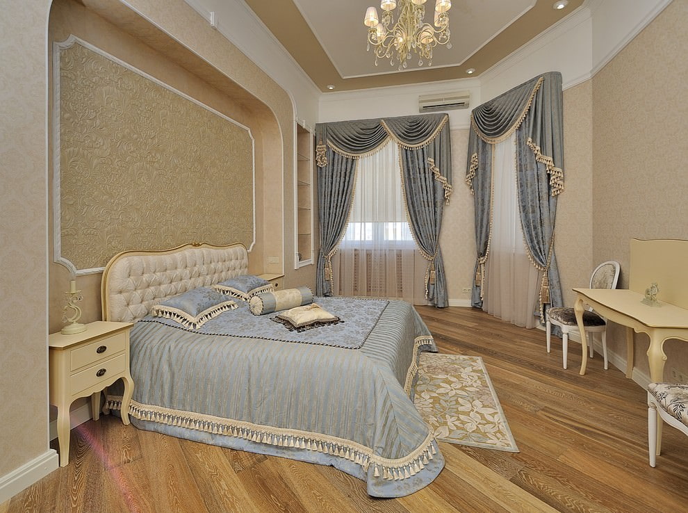 Gordijnen met lambrequin in het interieur van een klassieke slaapkamer