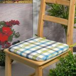 Kostkovaný polštář pro dřevěnou židli