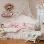 Pokoj pro dívku s jemnou textilií ve stylu Provence