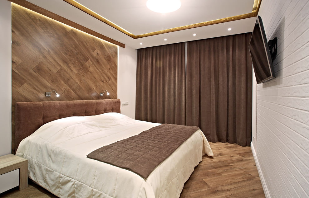 Mörkbruna gardiner i ett smalt sovrum