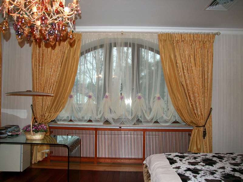 Korta tulle gardiner i vardagsrummet