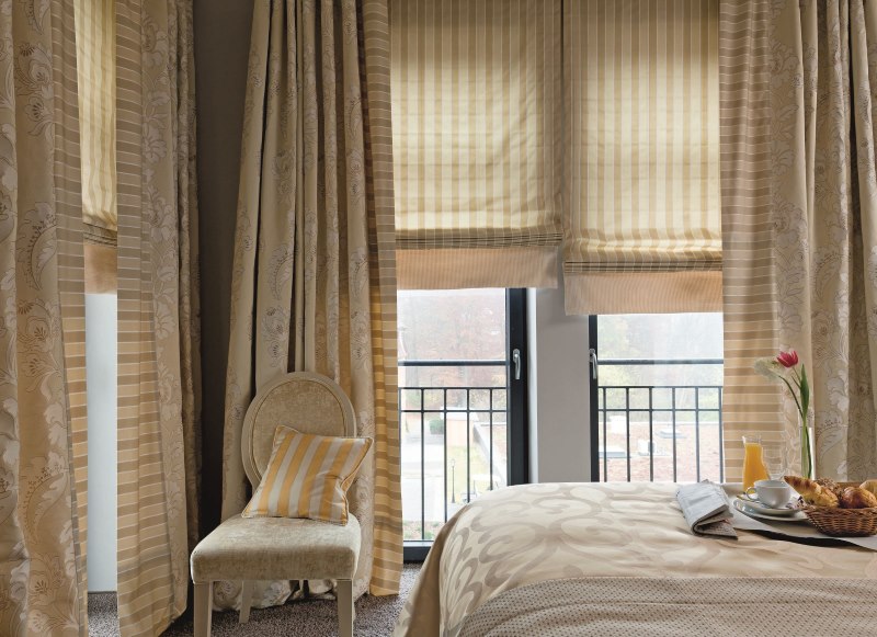 Beige gardiner i sovrummet med två fönster