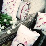 Vackra gatan kuddar med rosor för en Provence stil lounge