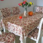 Kaunis setti - pöydän ja tyynyjen peittäminen tuoleille